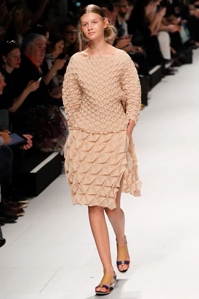 Look 18